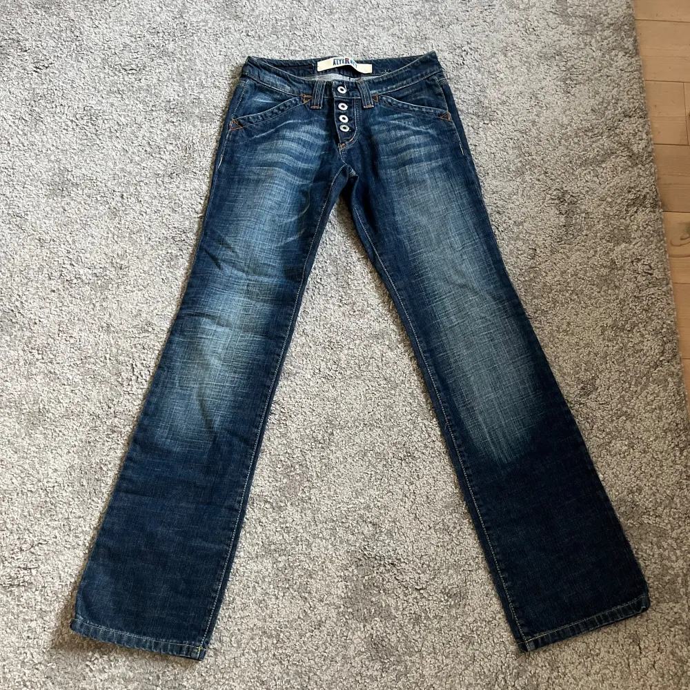 Säljer ett par vintage jeans som ser ut o va helt oanvända! Dom har låg midja och är utsvängda, passar till allt💕💕. Jeans & Byxor.