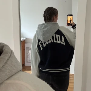 College jacka  - En fin college/baseball jacka från hm. Använd ett fåtal gånger! Jackan är varmt och passar bra till vintern/hösten 😍