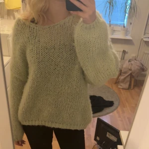 Stickad tröja - Säljer denna mysiga fina stickade tröjan! Använt några gånger men inte riktigt min stil💕