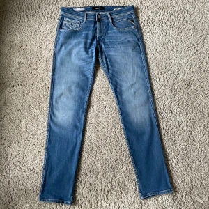 Replay Anbass jeans - Ett par ljusblåa jeans från Replay. Modellen är Anbass. Byxorna är i nyskick. Kom privat för fler bilder eller funderingar!