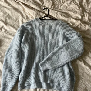 Stickad tröja  - Superfin stickad tröja, använt den max 2-3 gånger. Jätte skönt material!   OBS, färgen är inte rättvis på bild. Den är babyblå i verklighet. 