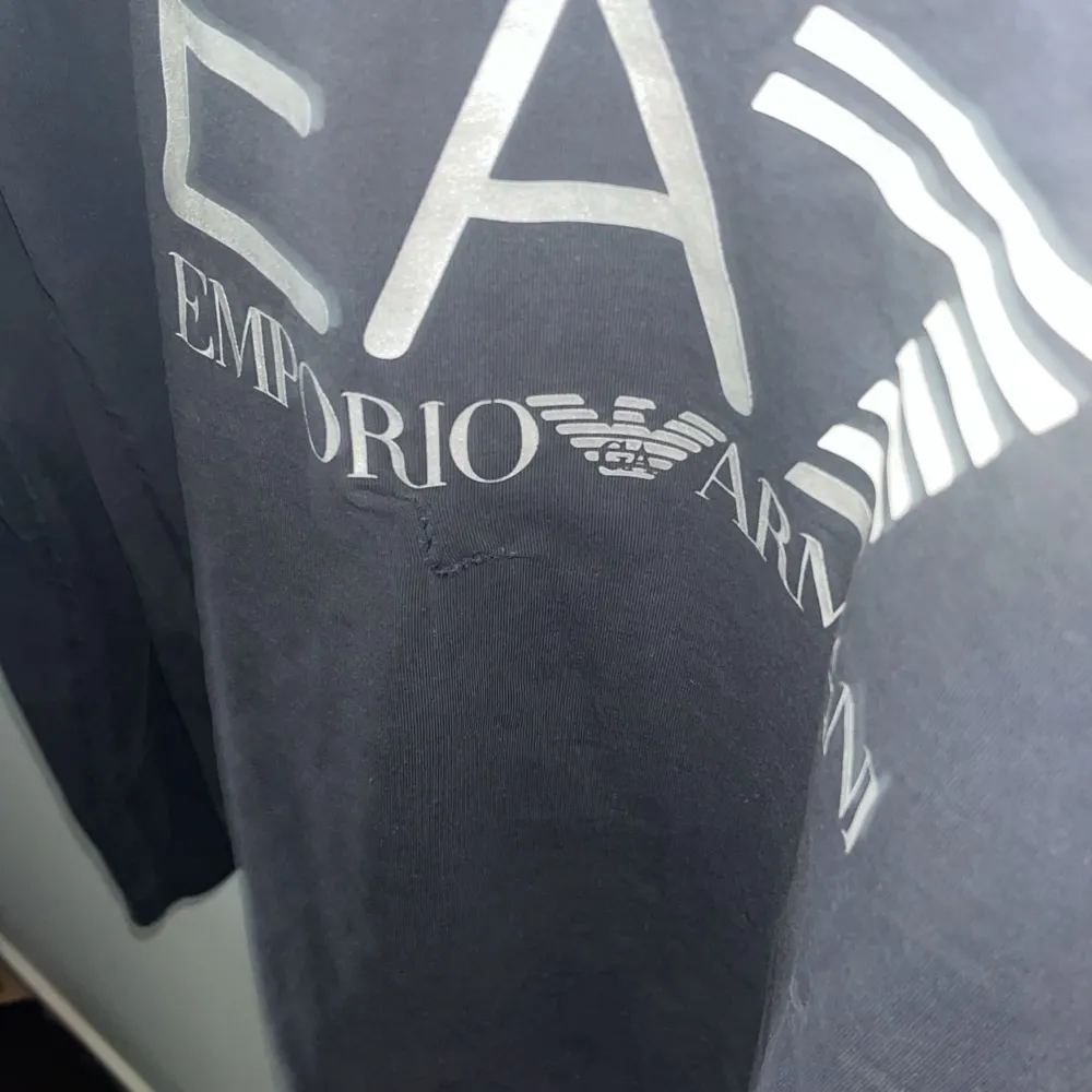 Tja säljer denna ea7 emporio Armani tröja den har ett hål i mitten men utöver de är den riktigt fin. Tröjor & Koftor.