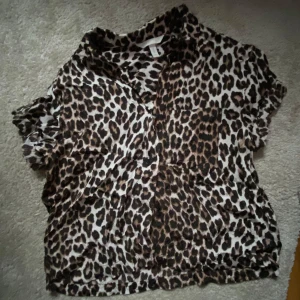 Siden skjorta fr h&m  - Fin siden skjorta i strl XS i Leo pattern, använd sparsamt men behöver strykas🙈