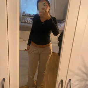 Juicy couture byxor - Jättefint skick dock är de en vit fläck på ena knät då materialet är först och nöt. 