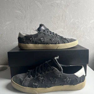 Saint Laurent skor - Säljer dessa limiterade skorna från ysl. Skorna är i storlek 44, passar 43. Har inte använts så mycket. De är i riktigt bra skick. Bara att höra av er vid mista fundering😄 