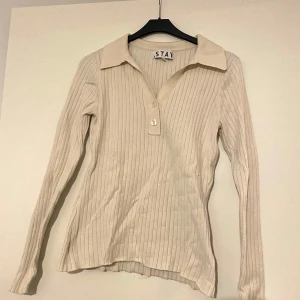 Tröja långärmad  - Långärmad tröja med knappar framtill. Mjuk och lätt i materialet. Använt ett flertalet gånger men är fortfarande mycket fin