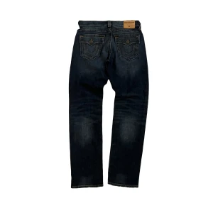 Straight Fit True Religion Jeans - Yoo!! Säljer ett riktigt fett par True Religion Jeans😻 🔴Size 33 🔴Bra Condition  🔴Section Geno (sitter straight) Skriv ti mig ifall du har frågor🥰