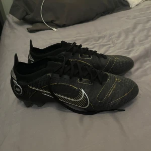Nike fotbollsskor  - Svarta fotbollsskor bra skit inga hål.