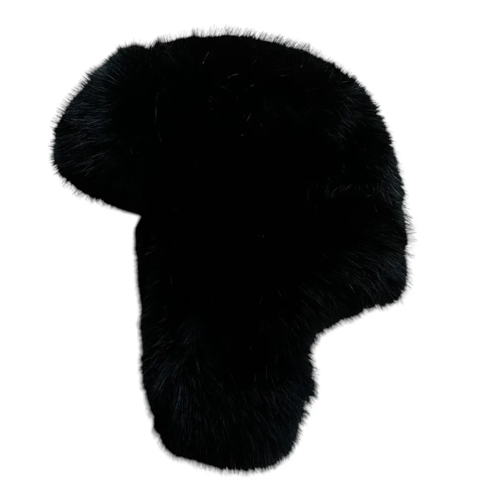 Svart pälsmössa/Ushanka i jätte fint skick. Säljes pågrund av att den är för stor på mig! . Accessoarer.