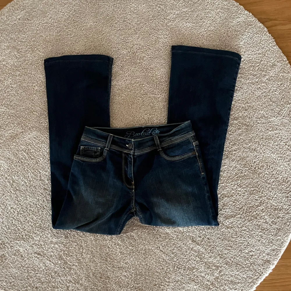 Super fina jeans som är lågmidjade och bootcut, bra skick. Säljer då dom är för stora. Midjemått: 37cm, inneben: 73cm, ytterben: 97cm. Jeans & Byxor.