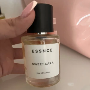 Sweet Cara Essnce  - Säljer sweet cara från essnce, jätte god parfym som påminner mig om sol de janerio 62. Knappast använd.