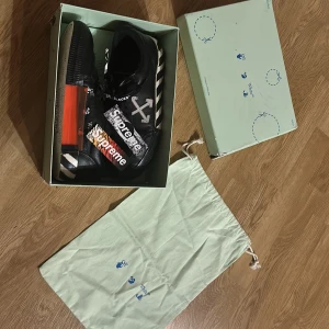 off white skor - off white skor storlek 42, kommer med 2 supreme klistermärken med och påse och låda till skorna.