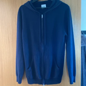 John Henric cashmere hoodie - Jag säljer min mörkblåa John Henric cashmere zip hoodie som är i bra skick. Pris kan diskuteras vid snabb affär.