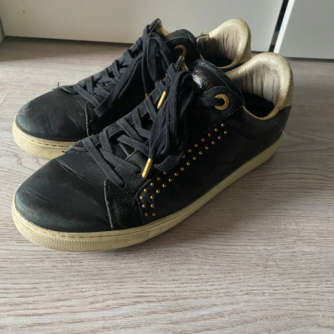 Svarta sneakers med gulddetaljer - 90