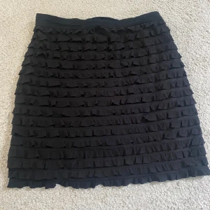 Kort svart kjol - Jättefin kort svart kjol med fina detaljer! Aldrig använd!💞🤩Köpt på Plick