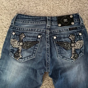 Miss me jeans  - Lågmidjade jeans från miss me med super fina detaljer! Storlek w25. Midjemått rakt av: 35cm. Innerbens längd: 82cm. Orginaltrogen knappen är borta annars inga defekter. Pris kan diskuteras vid snabb affär⭐️