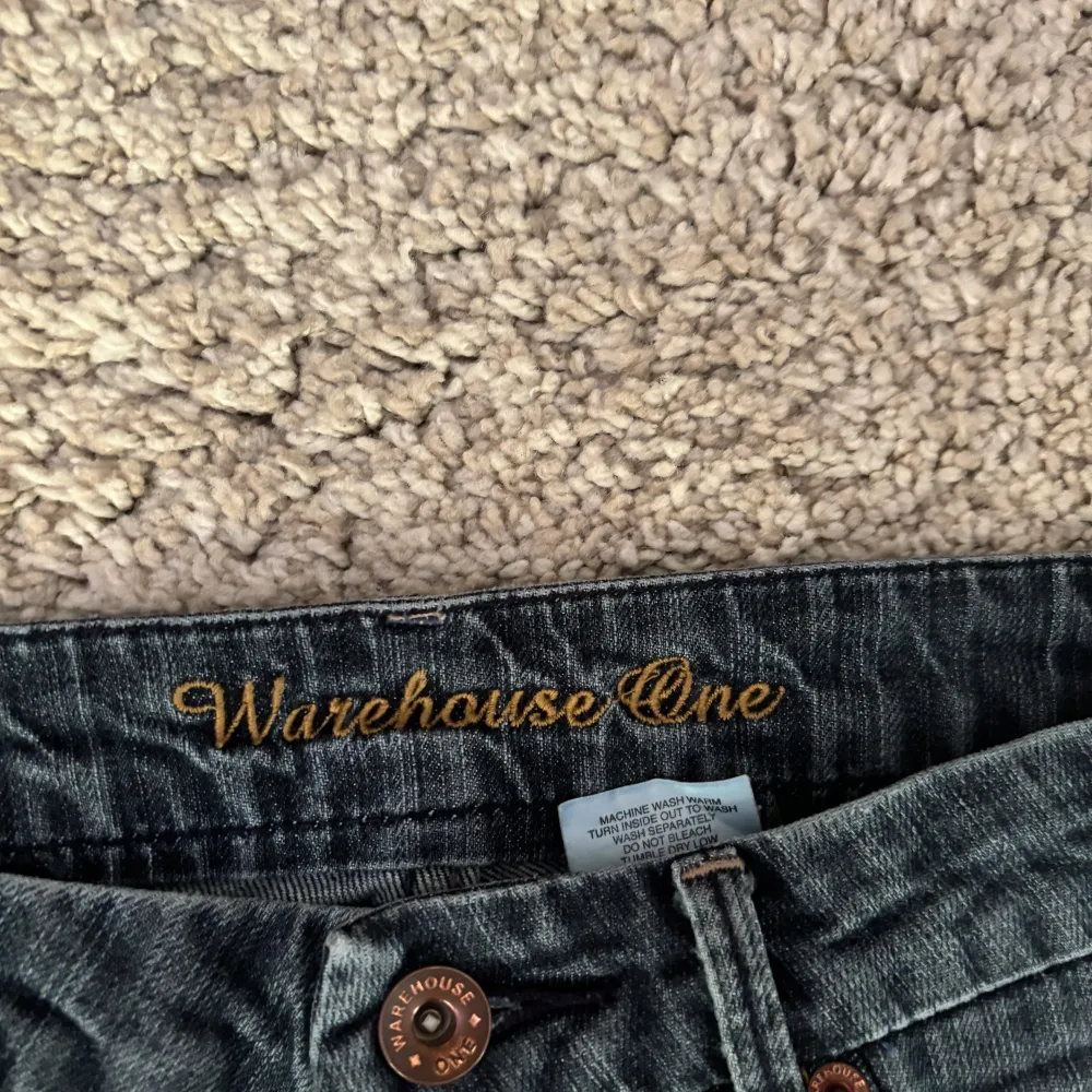 Super fina lågmidjade jeans från märket Warehouse One. Storlek W25. Midjemått rakt över: 37cm. Innerbenslängd 82cm. Super bra kvalite men lite sönder på baksida botten! Kan diskutera pris vid snabb affär⭐️. Jeans & Byxor.