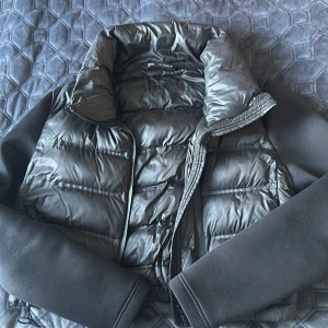 Zara Höst jacka  - Säljer en perfekt höstjacka från Zara för dam i storlek 38/M.Jackan kombinerar både stil och funktion, med sitt tidlösa snitt och bekväma passform. Den är idealisk för kyliga höstdagar och passar lika bra till vardag som till mer uppklädda tillfällen