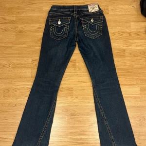 True Religion Jeans  - Säljer mina älskade true religion jeans. Dessa är i modellen Joey. Storleken är W26 och innerbenslängden är 78cm. 