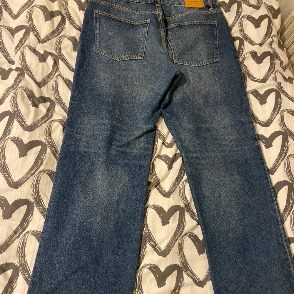 Mörkblå straight jeans från BERSHKA i bra skick, sparsamt använda. De har en riktigt stylish look och passar perfekt för de som gillar en baggy stil. Ett mångsidigt par jeans som fungerar utmärkt för både vardag och avslappnade outfits! 🫶🏼. Jeans & Byxor.