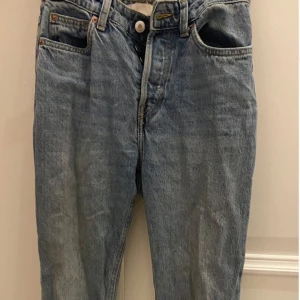 Ripped jeans - Ihanat high waist & flare farkut! Aikoinaan todella käytetyt, mutta pitkään seisoskellut kaapissa. Oikea polvi ”revitty”.