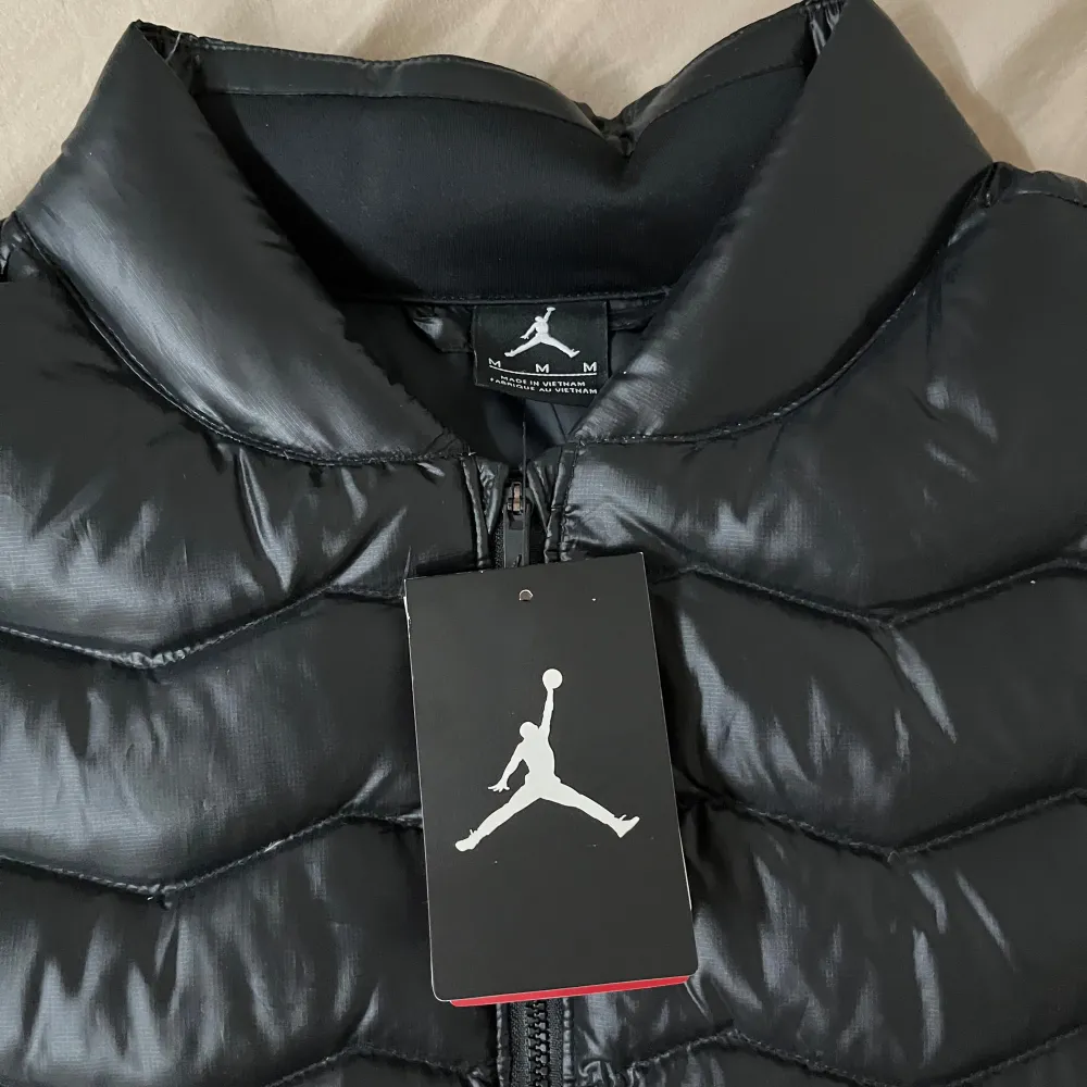 Aldrig använd Air Jordan väst med prislapp på. Ifall man vill ha flera bilder eller har några frågor är det bara att höra av sig. Pris kan diskuteras.. Jackor.