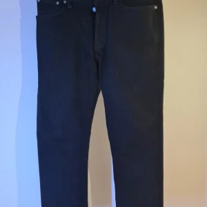 Nudie Jeans St W30 L30 - Snygga svarta Nudie Jeans i storlek W30 L30. Dom är uppsydda en aning  så dom är lite kortare än L30. Tveka inte på att höra av dig vid frågor och funderinga:)