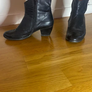 Scorett skor - Ett par jätte fina stövlar från scorett i storlek 39 med halkskydd som passar perfekt för höst och julen. Dessa är i äkta läder