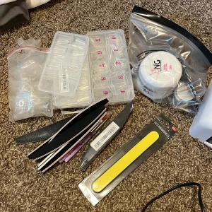 Gelenagel kit -  prylar för att göra egna gelenaglar, massa tippar, både halva och hela, tippformar, glitter 15 filar, 6st penslar i olika skick, en tippsax och en nagelbandssax. Buildergel 25+ ca 100g (den stora vita är halvfull och den lilla full) lampa och mer! 