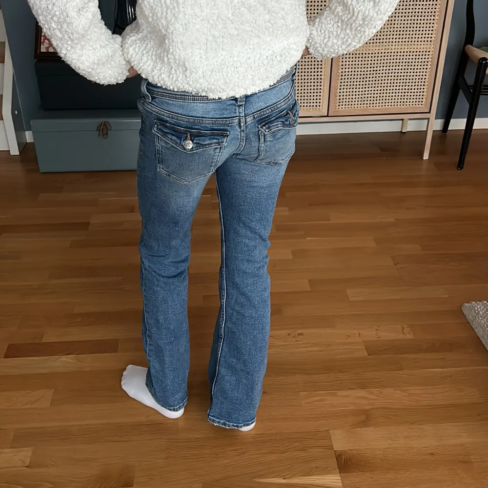 Gina jeans i storlek 146 men tjejen på bilden är 153💕💕. Jeans & Byxor.