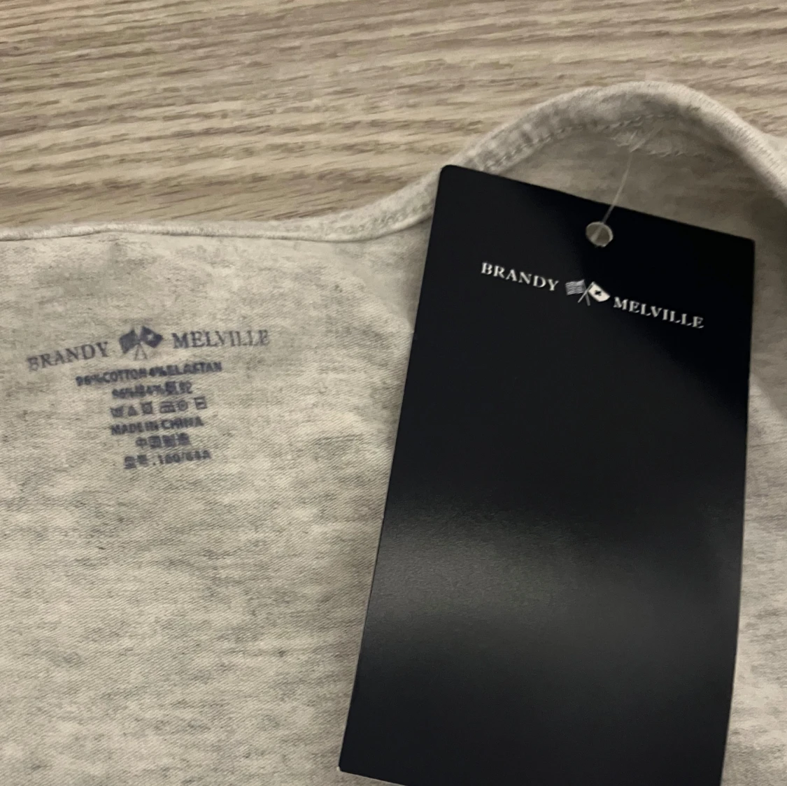 brandy melville ljusgrå topp - 90