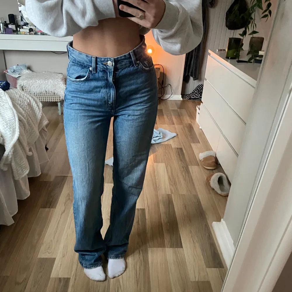 Raka jeans som är för högmidjade för min smak❤️. Jeans & Byxor.