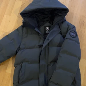 Canada goose jacka - Hej, säljer nu min mycket sparsamt använda canada goose jacka. Jackan är i bra skick och tveka inte på ställa fler frågor. Storlek L passar även M.