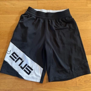 Nike shorts  - Idrott shorts nyskick 