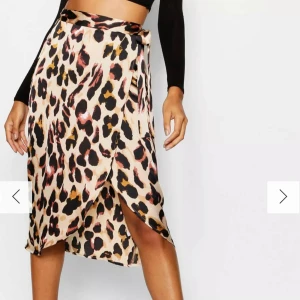 Fin långkjol m slits i leo - Fin kjol med slits från bohoo i strl S i leomönster , har sytt på en knapp där slitsen går då kjolen tidigare kunde åka upp vid vind , sparsamt använd