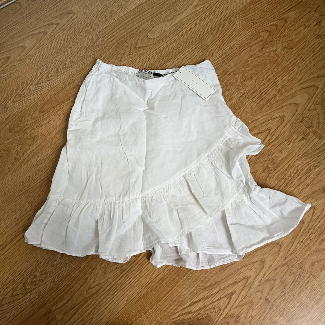 Vit kjol med volang - 90