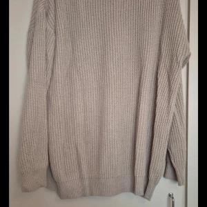 Beige stickad tröja från Boohoo - Mysig beige stickad tröja från Boohoo i storlek M. Perfekt för kyliga dagar med sin mjuka och bekväma passform. Tröjan har långa ärmar och en klassisk design som passar till det mesta. Ett måste i garderoben för höst och vinter!