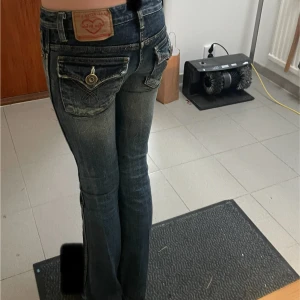 Blå jeans med broderade fickor - Säljer ett par snygga blå jeans från ”Miss Me” i bra skick. De är lågmidjade med en straight passform och har coola broderade detaljer på bakfickorna. Perfekta för en avslappnad vardagslook eller en utekväll. Dragkedja och knapp framtill. KAN GÅ NER I PRIS 