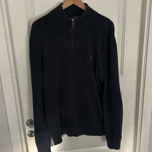Ralph lauren stickad tröja  - Säljer denna stilrena stickade halfzip tröjan från Ralph Lauren. Tröjan är i storlek Xl och är i bra skicka. Hör av dig vid förslag eller funderingar! 