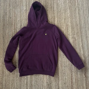 Lyle & Scott Hoodie - Vinröd hoodie, aldrig använd men gillade den inte efter jag provat den och dragit lappen. Inga defekter! Nypris: ca 750kr. Endast köp via plick om du inte känner mig! Pris kan diskuteras. Tveka inte att höra av er!😊