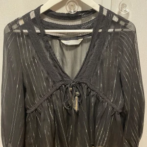 Svart blus med gulddetaljer - En väldigt fin och bekväm blus som inte kommer till användning💕