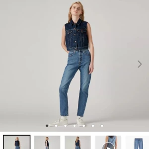 Levis 501 jeans i blå denim - Säljer ett par klassiska Levis 501 jeans i blå denim. De är högmidjade med en straight passform och knappar i gylfen. Perfekta för både vardag och fest! 🕺