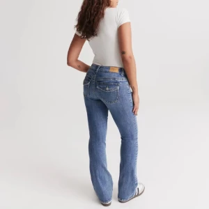 Blå bootcut jeans - Säljer ett par snygga blå bootcut jeans från gina tricot! Säljer dem då de aldrig kommer till användning. Dem har snygga fickor där bak och två knappar där fram! Köpte dem för 500 och säljer nu för 250!!!!!! 