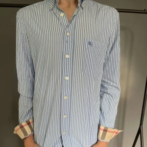 Burberry skjorta - Riktigt stilren burberry skjorta u fint skick, inga defekter. Modellen på bilden är 179