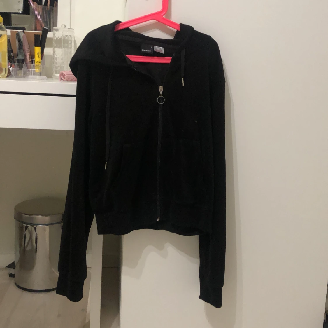 Svart hoodie från Gina Tricot - 92