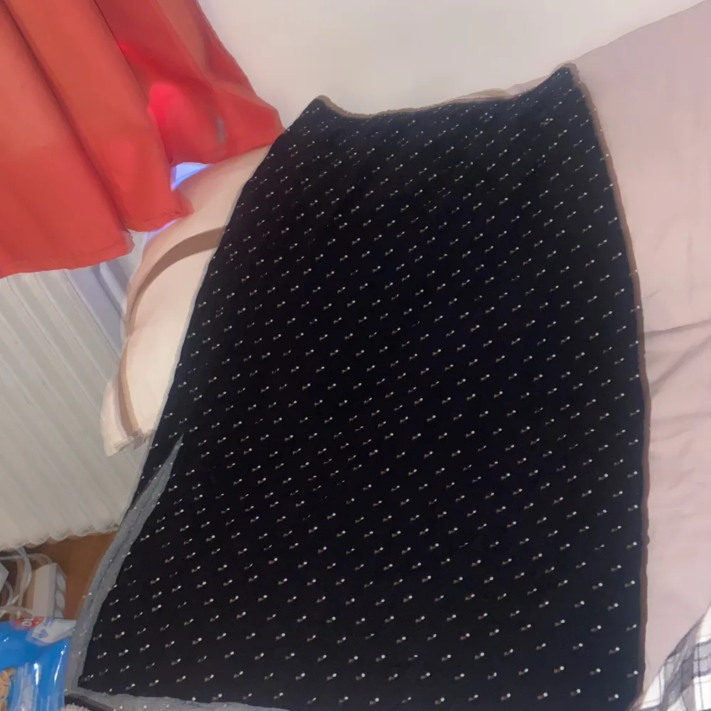Säljer en svart långkjol med vita prickar från 157. Kjolen har en bekväm passform och är perfekt för både vardag och fest. Den är i mycket bra skick och passar bra till olika toppar och skor. Perfekt för höst och vår!. Hameet.