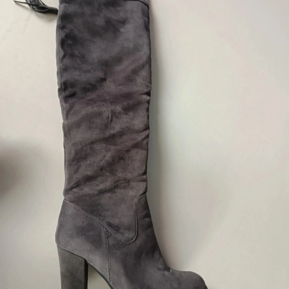 Grå mockastövlar med klack - 90