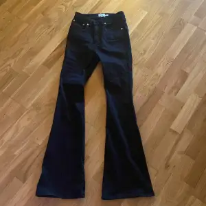 Säljer ett par svarta bootcut byxor i mycket ny skick. De är högmidjade och har en snygg passform som sitter tight upptill och blir vidare nedtill. 