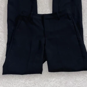 Kostymbyxor bootcut  - Säljer ett par stilrena svarta byxor från BikBok i storlek 34. Ser ut som nya och använda väldigt fåtal gånger. Nypris 600❤️
