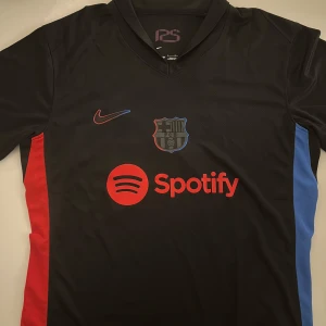 Lamine Yamal Barcelona 24/25 Borta tröja - Lamine Yamal Barcelona 24/25 Borta tröja    StrL L. Replika. Oanvänt